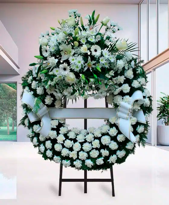 Corona Funeraria de claveles blancos para Tanatorio Ribarroja Funeraria Gimeno